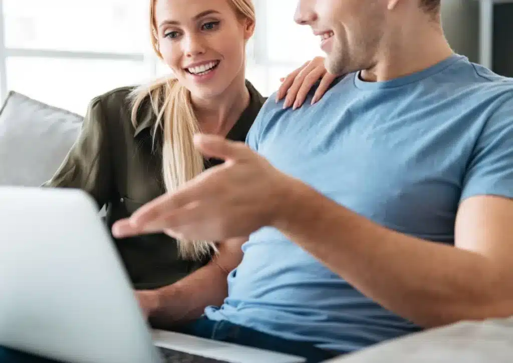 Pareja arreglando sus problemas en Terapia de pareja online