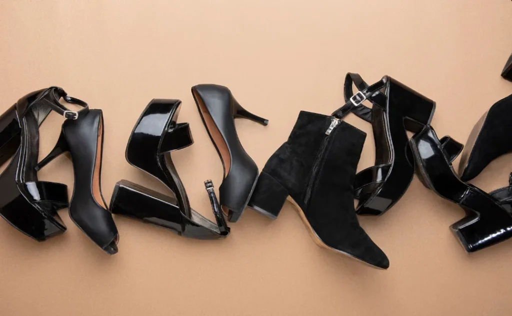 Zapatos de tacón negro variados sobre fondo beige