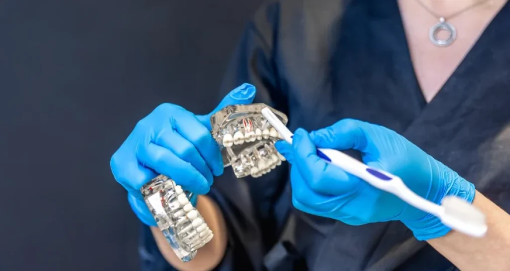 Ortodoncista profesional trabajando sobre los distintos tipos de ortodoncia