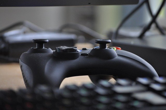 Estos son todos los accesorios que no deben faltar en el escritorio de cualquier gamer que se precie