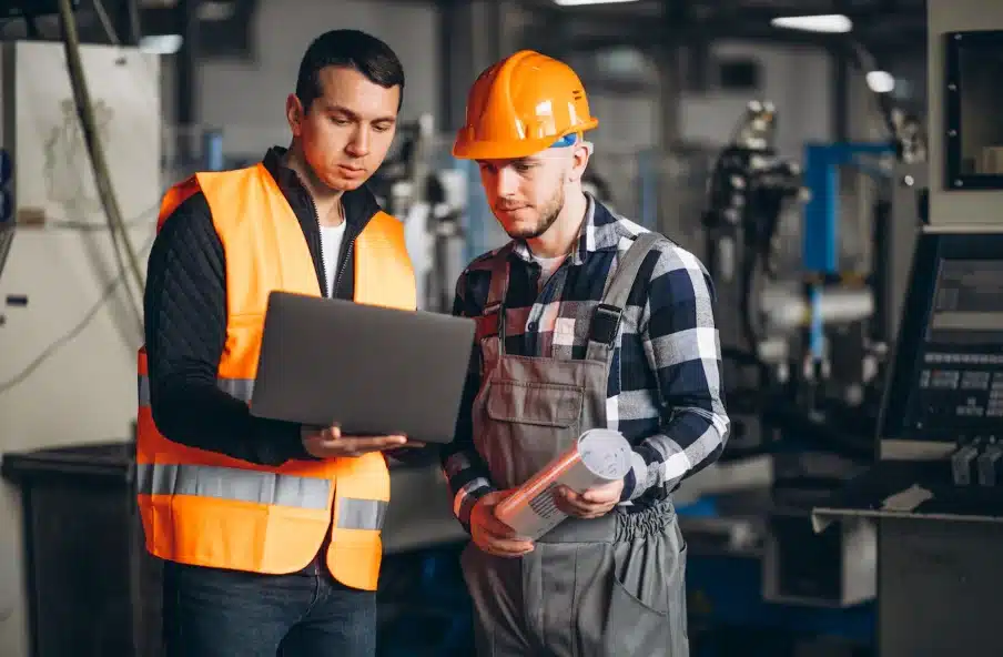 Dos trabajadores favorecidos por la tecnología en el mundo de la industria