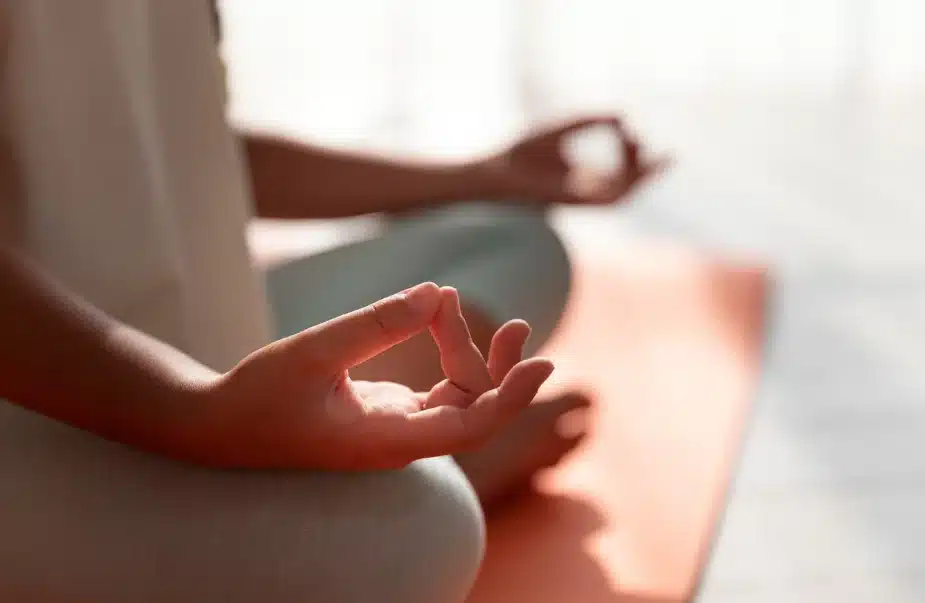 Mujer joven realizando técnicas de meditación para conseguir desconectar la mente
