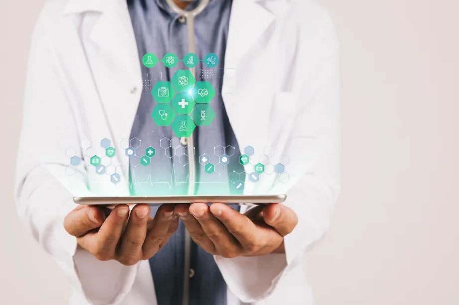 Médico sosteniendo una tablet con iconos digitales, representación visual del avance de la tecnología en medicina.