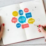 Cuaderno con palabras en distintos idiomas haciendo referencia al aprendizaje natural de los mismos
