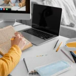 Mujer en proceso de aprendizaje online en su casa