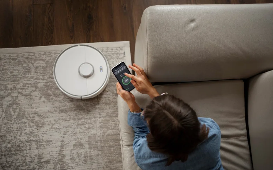 Mujer utilizando su dispositivo móvil para controlar su hogar inteligente