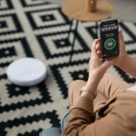 Perona mayor utilizando su teléfono para configurar su hogar inteligente