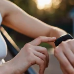 Mujer controlando su accesorio tecnológico, Smartwatch, con total facilidad y estilo
