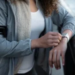 Mujer utilizando accesorios y ropa inteligente para realizar deporte