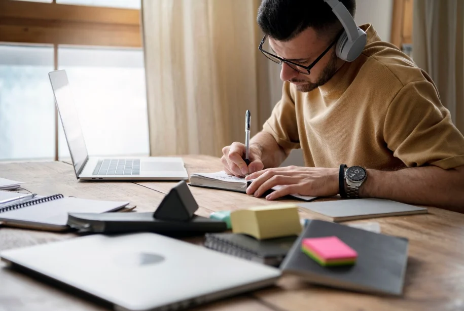 Locución en video y e-learning: la importancia de una voz profesional en la educación digital