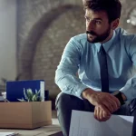 Hombre recientemente despedido como consecuencia del Impacto de la IA en el mercado laboral