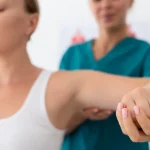 Mujer fisioterapeuta trabajando con una clienta