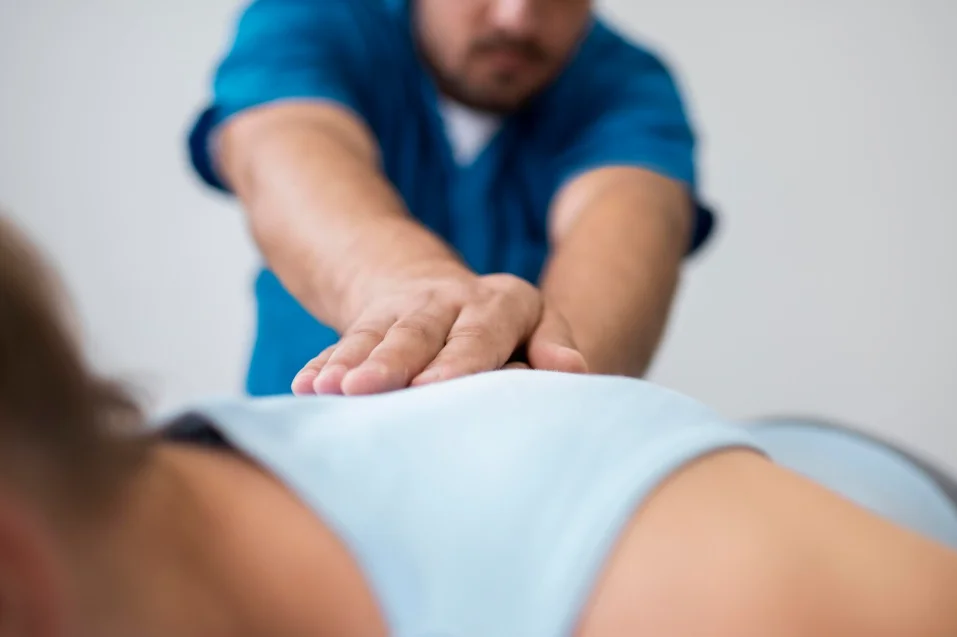 Fisioterapeuta dando un masaje lumbar a un cliente