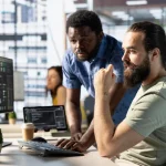 Ingenieros utilizando software