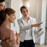 Agente de real estate inmobiliario ayudando a sus clientes a conseguir su nuevo hogar