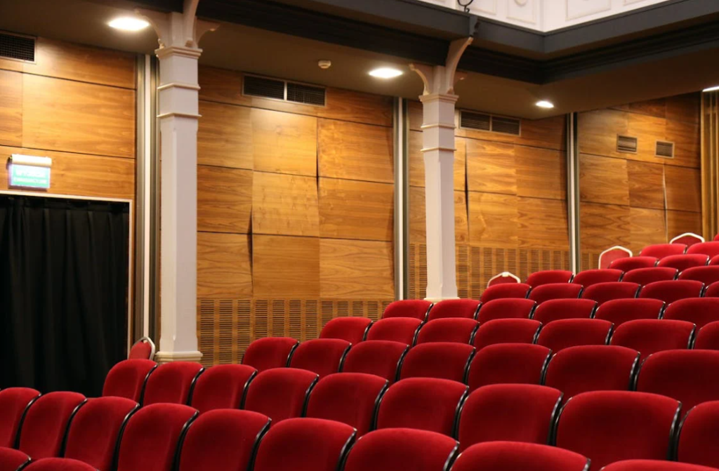 Sala de cine vacía, simbolizando el espacio donde la tecnología y la dirección de fotografía se encuentran para ofrecer experiencias visuales inmersivas al público.