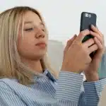 Mujer viendo afectada su salud mental por redes sociales