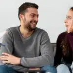 Pareja en una sesión de terapia en persona