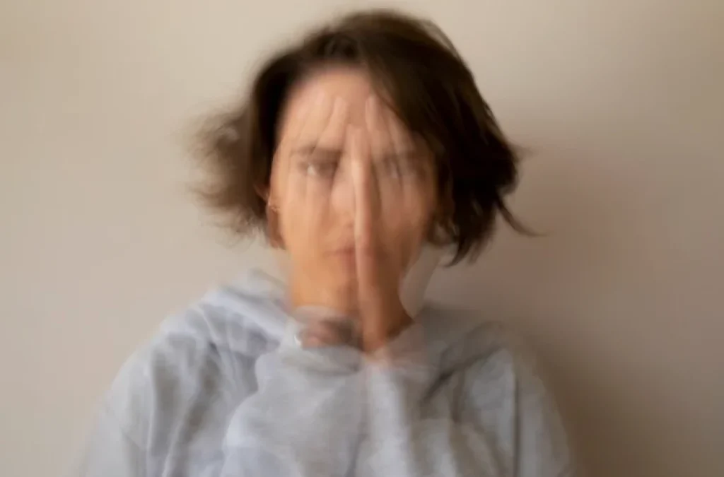 Persona con la mano en la cara, mostrando signos de confusión o agitación emocional.