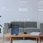 Sala de estar con tablet domótica y proyección digital de interfaz inteligente en la pared