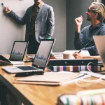 Reunión de equipo empresarial para discusión y planificación estratégica de identidad corporativa.