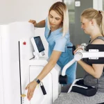 Fisioterapia utilizando tecnología avanzada para tratar a pacientes con electroterapia y otros dispositivos de fisioterapia.