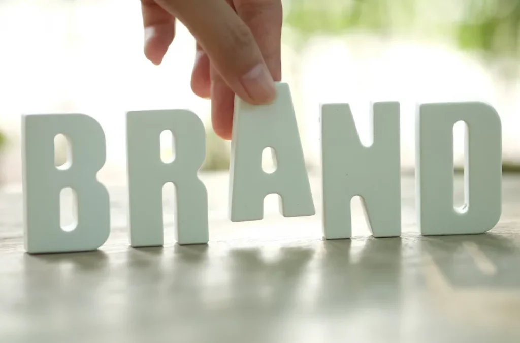 Formación de la palabra "BRAND" con letras blancas en un entorno creativo