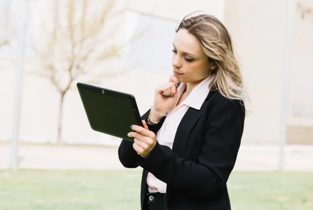 Abogada revisando una tablet en exteriores en una escena vinculada a privacidad digital y asesoramiento legal