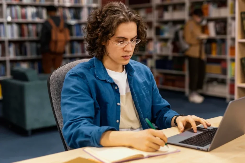 estudiante internacional utilizando herramientas digitales para preparar su acceso a una universidad en Estados Unidos