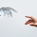 Mano humana y mano robótica a punto de tocarse, simbolizando la conexión entre inteligencia artificial y fotografía moderna