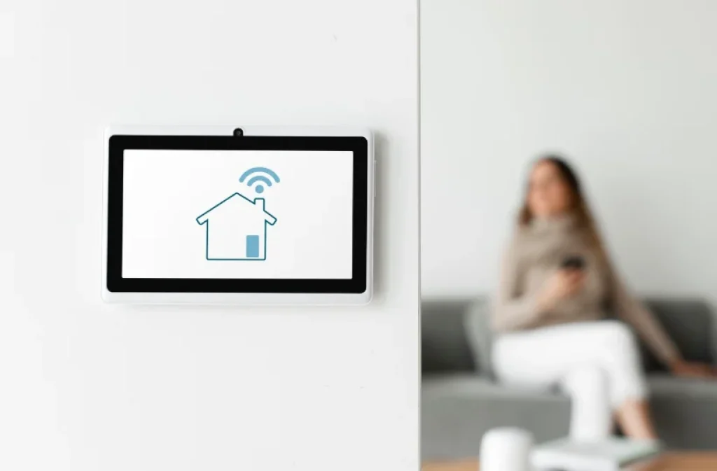 Pantalla de control de vivienda inteligente con icono de casa conectada y tecnología domótica