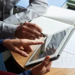 transformación digital en empresas con análisis de datos en tablet