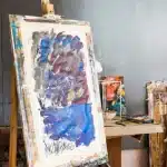 Lienzo abstracto en un caballete dentro de un estudio de arte