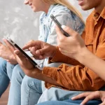 Personas usando el móvil como ejemplo de bienestar digital y uso consciente de la tecnología
