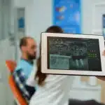 Tecnología en salud bucodental mostrando radiografías digitales para diagnóstico dental preciso