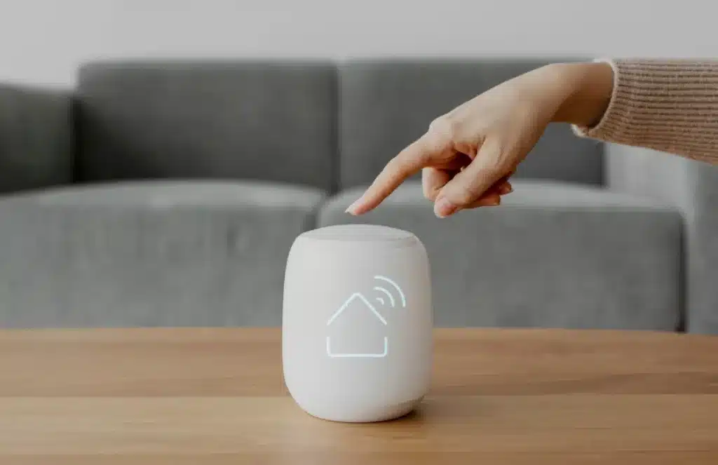 Dispositivo de domótica inteligente para el hogar activado con el dedo en un piso de alquiler vacacional