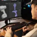 Diseñador realizando el modelado 3D de un taladro en pantalla, con la vista de malla del mismo objeto