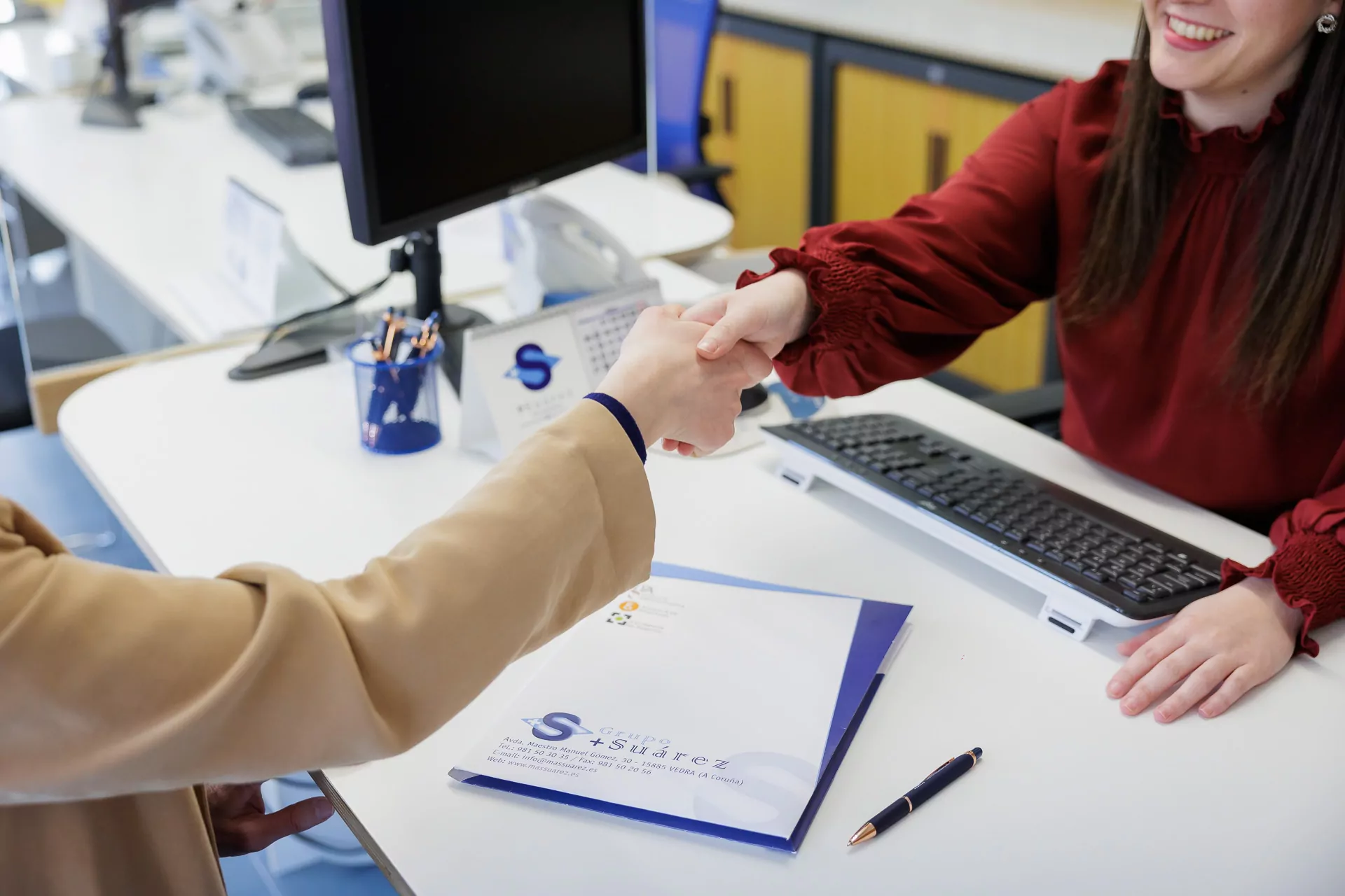 Profesional gestionando su domicilio fiscal al abrir una consulta